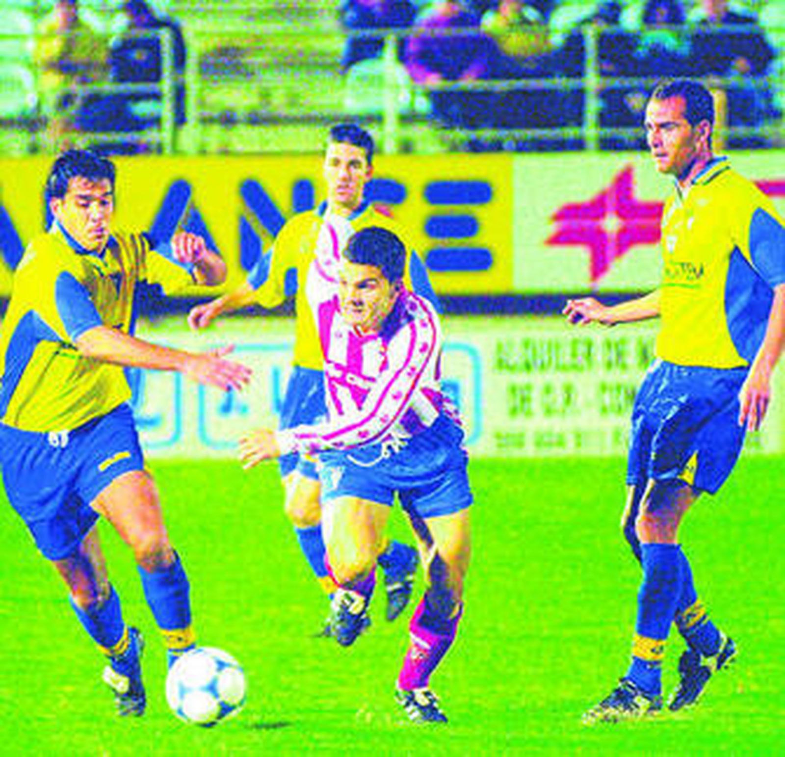 El algecirista Armada se escapa entre Julio Puig, Abraham Paz y Víctor Vía en enero de 2002.