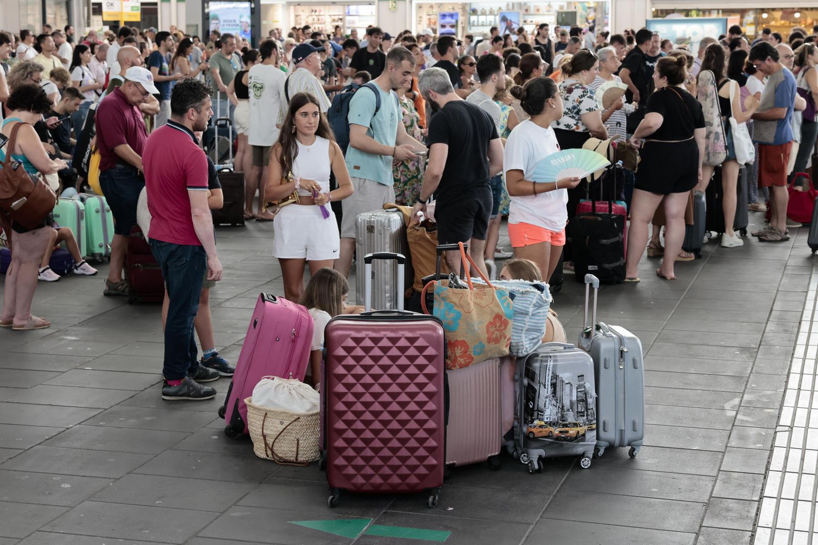 Un gran número de personas aguarda al restablecimiento del tráfico ferroviario en la estación Joaquín Sorolla de Valencia.