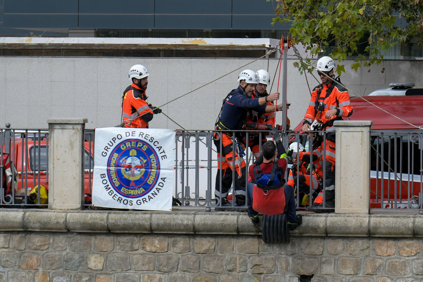 Fotos: Las mejores imágenes del simulacro de rescate de un coche accidentado en el río Genil de Granada