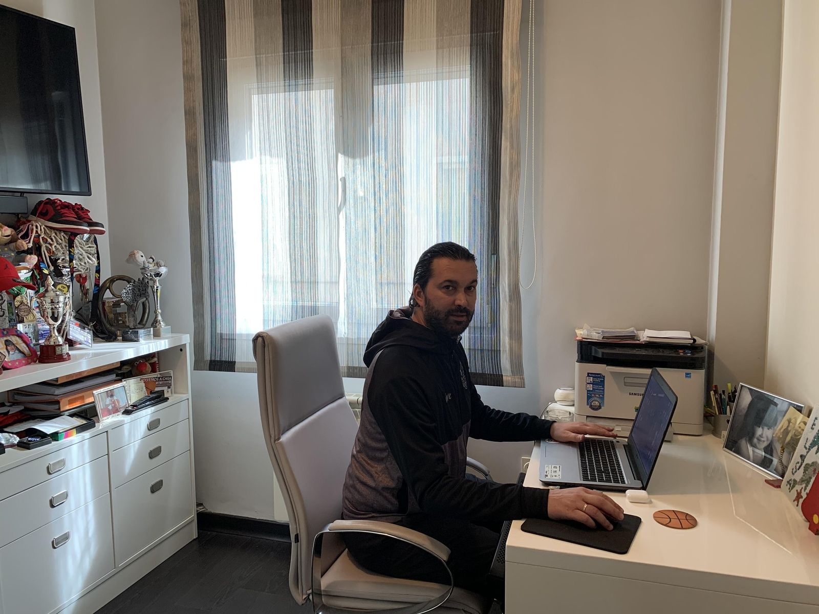 Óscar Fernández-Arenas trabajando en su domicilio