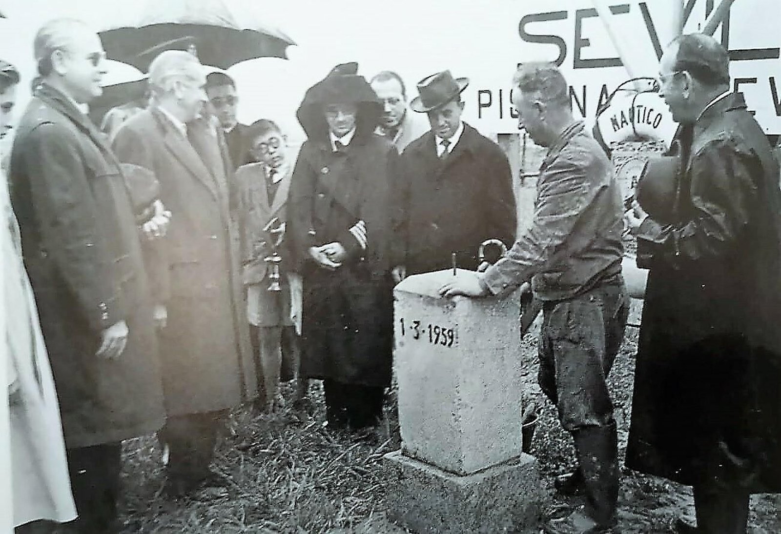 Colocación de la primera piedra del Club Náutico Sevilla.