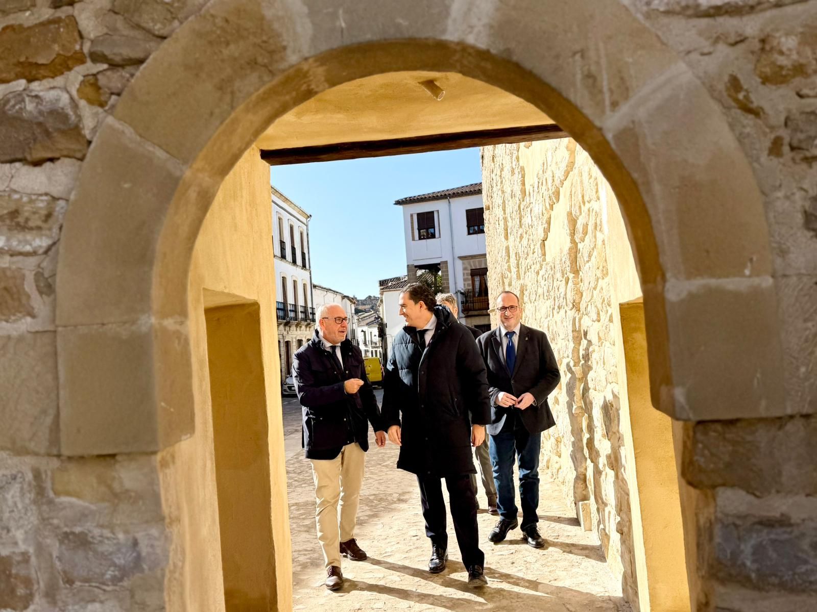 Visita institucional a la murada de Baeza ya restaurada.
