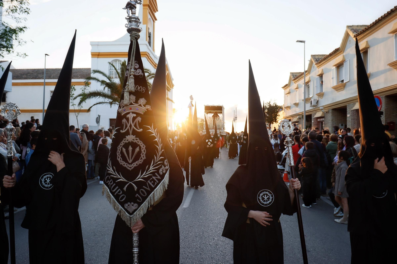Imágenes de la salida de la Soledad en la Semana Santa de Chiclana 2025