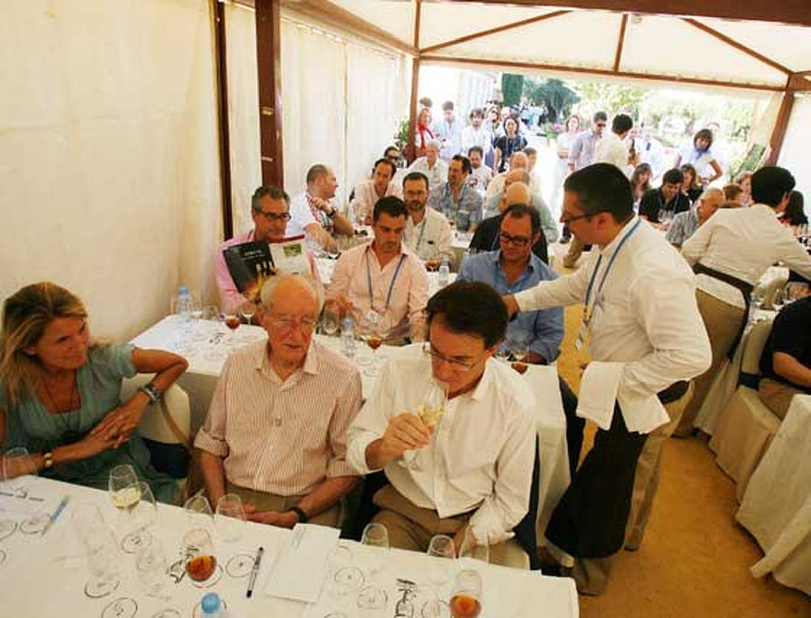 Mauricio González-Gordon, padre e hijo, ayer en la 	cata ‘Crianza biológica: del mosto al VORS’.

Foto: Pascual