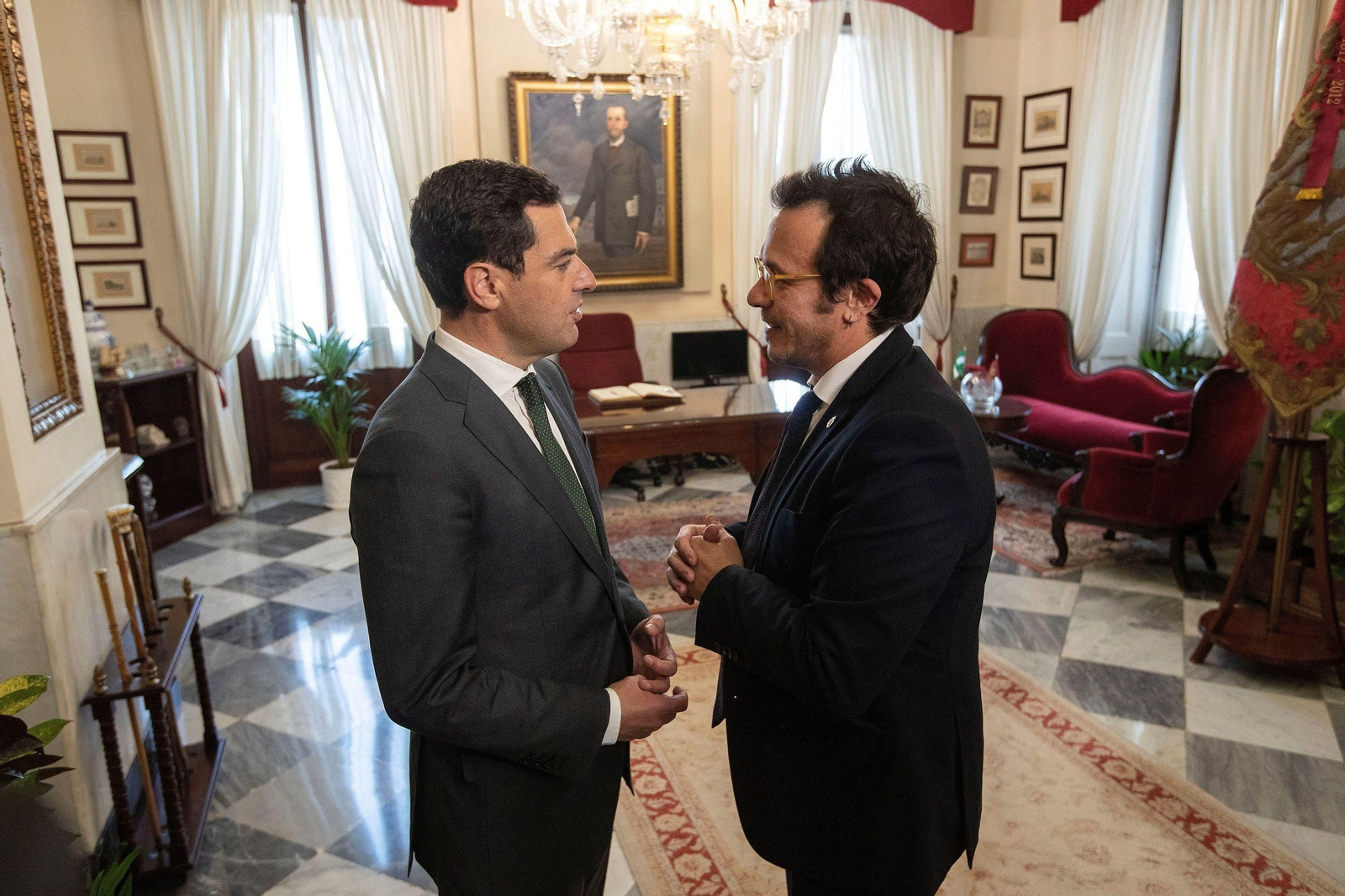 Juanma Moreno, con el alcalde de Cádiz, en su primera visita oficial a la ciudad, en 2019.