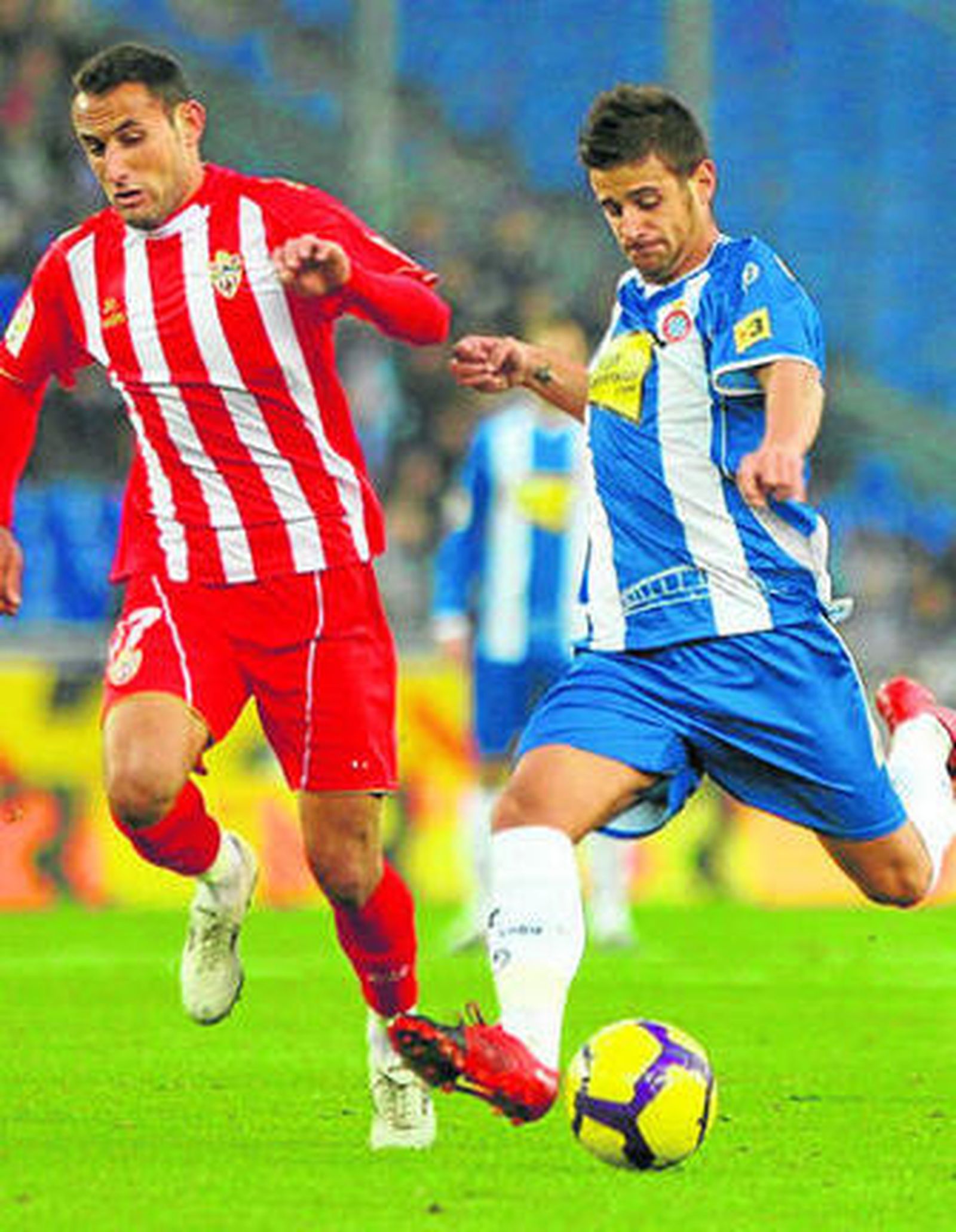 Javier Márquez se dispone a pegarle al balón.