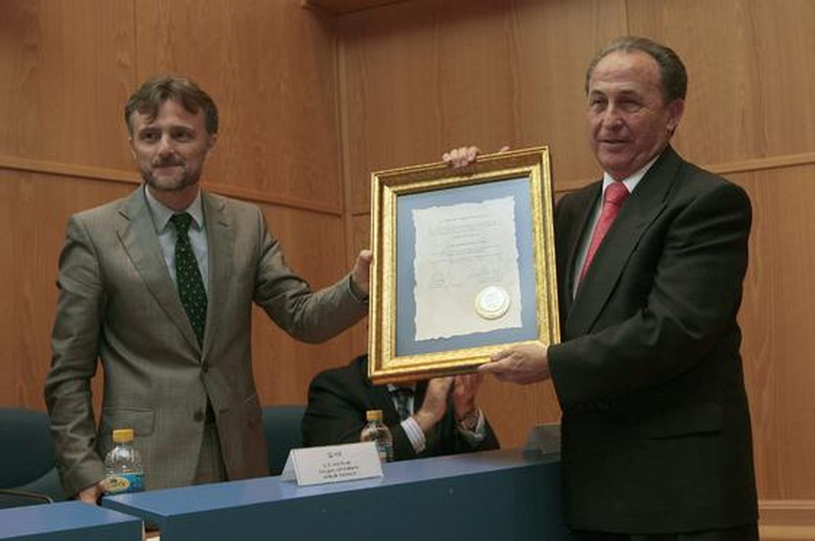 José A. Muñoz Lozano. Ex presidente del Recreativo.
Después de 55 años de actividad en el comercio de la capital, disfruta ahora de su jubilación. Se ha destacado por apoyar actividades sociales y deportivas en el Recreativo y en el Sporting femenino.

Foto: Paqui Segarra