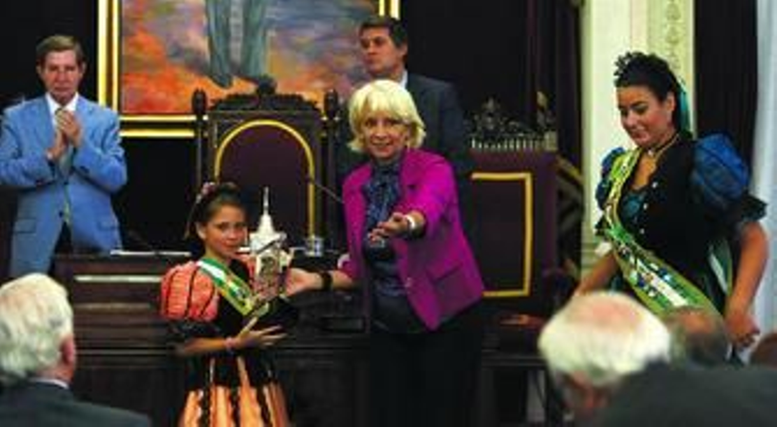La diosa infantil de 2009, junto a la de adultos, recibe el premio de promoción turística otorgado a toda la familia del Carnaval. La diosa infantil de 2009, junto a la de adultos, recibe el premio de promoción turística otorgado a toda la familia del Carnaval.