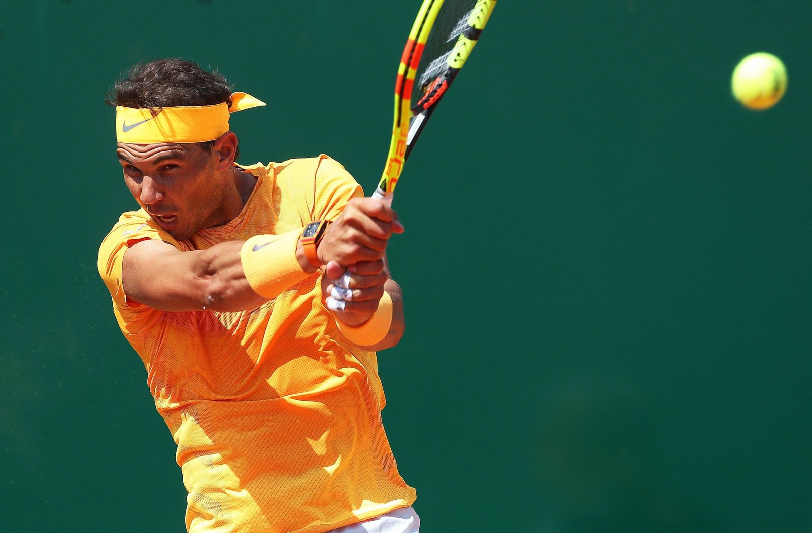 Rafa Nadal le devuelve a Dominic Thiem una bola con un golpe de revés a dos manos.