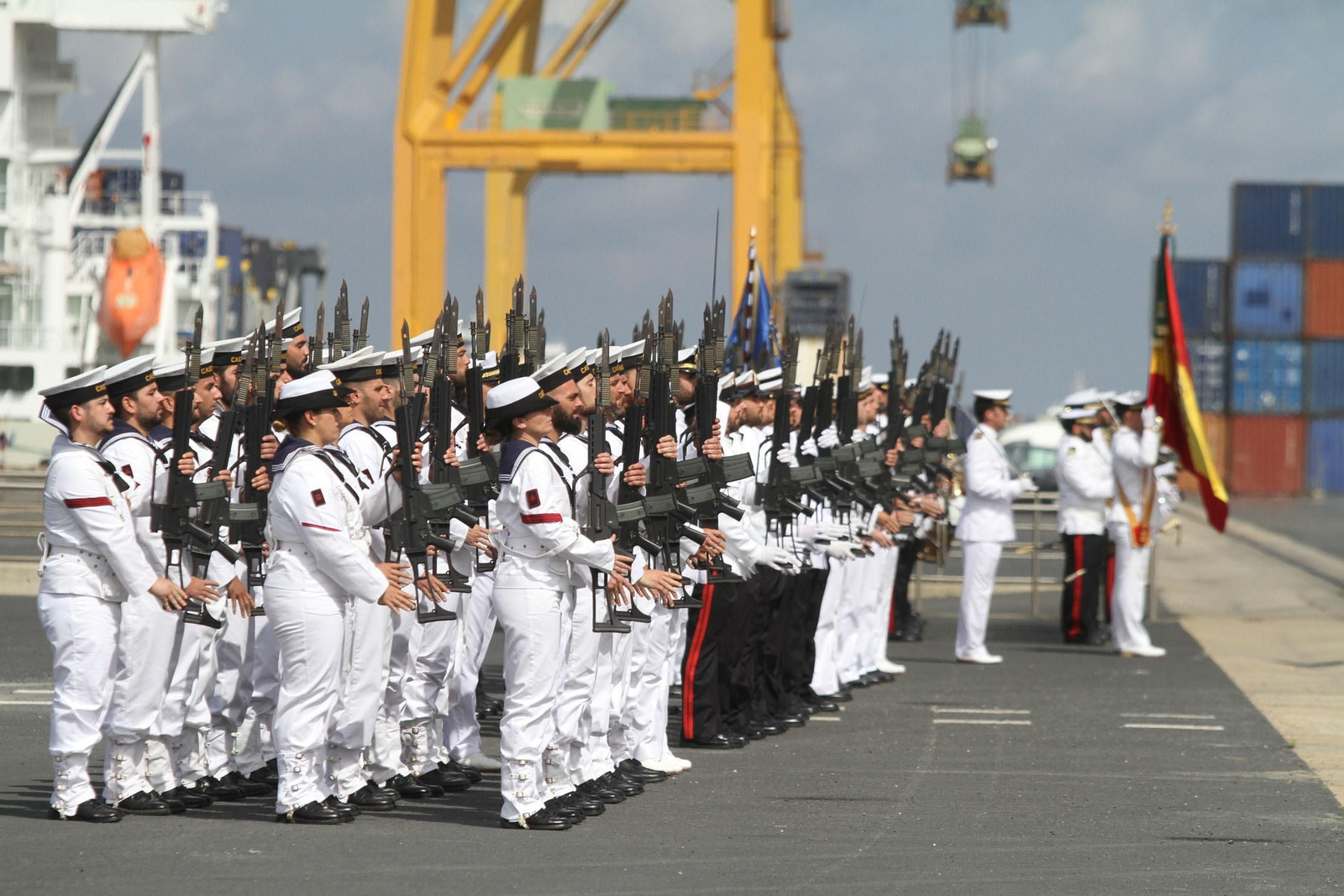 Entrega de la bandera de combate a la fragata Cristobal Colón