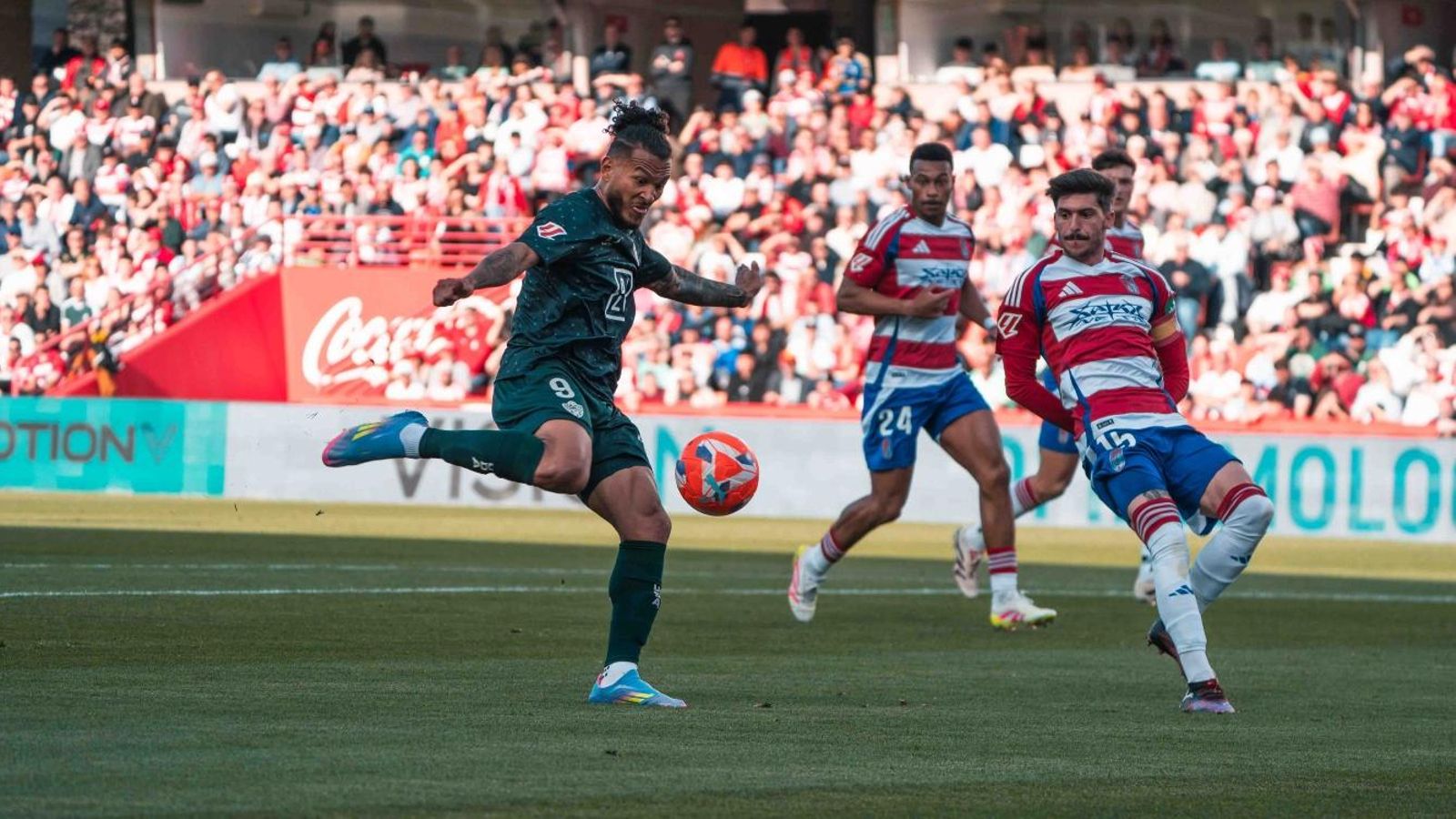 Suárez golpea el esférico en el partido de esta jornada.