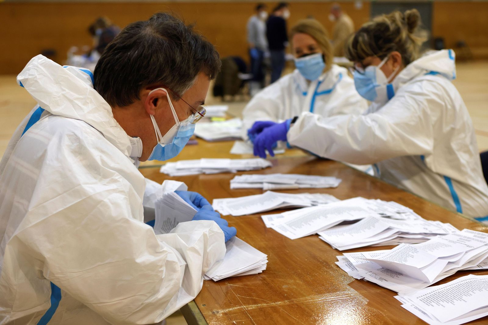 Imágenes de la jornada electoral en Cataluña