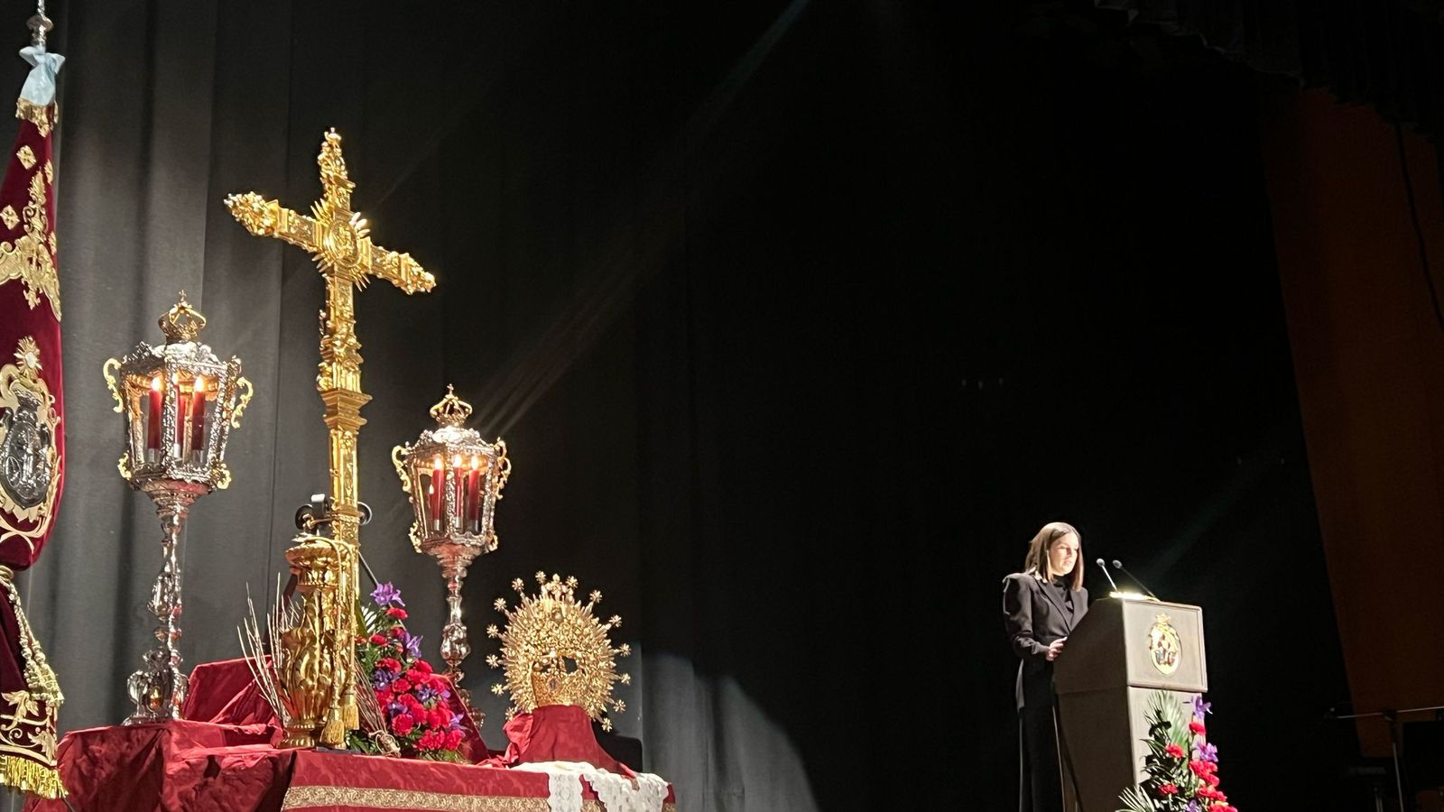 Carmen Alcalá-Zamora presenta al pregonero.