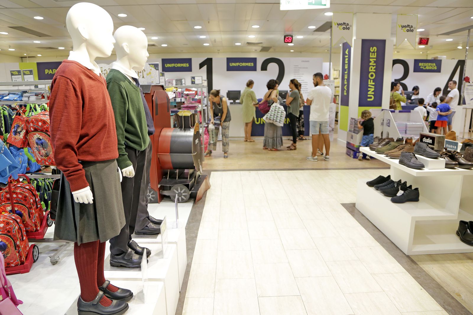 Zona de uniformes para la vuelta al cole.