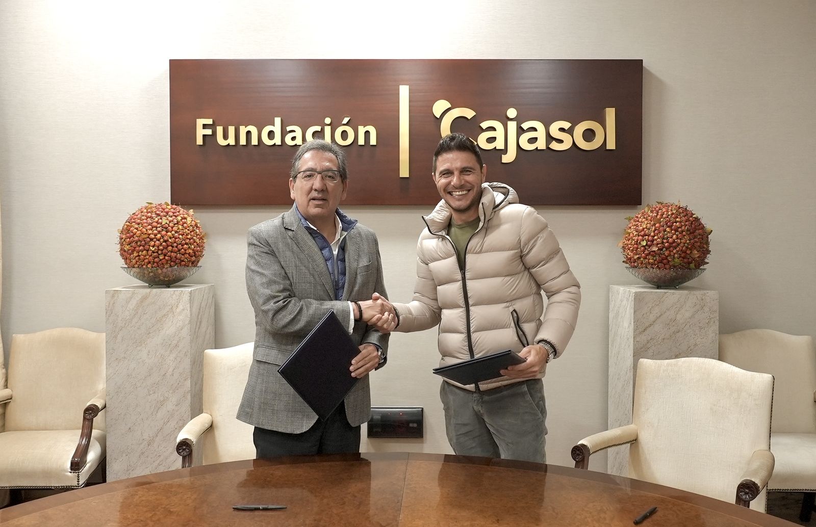 El presidente Fundación Cajasol y el presidente Fundación Joaquín Sánchez firman un convenio de colaboración.