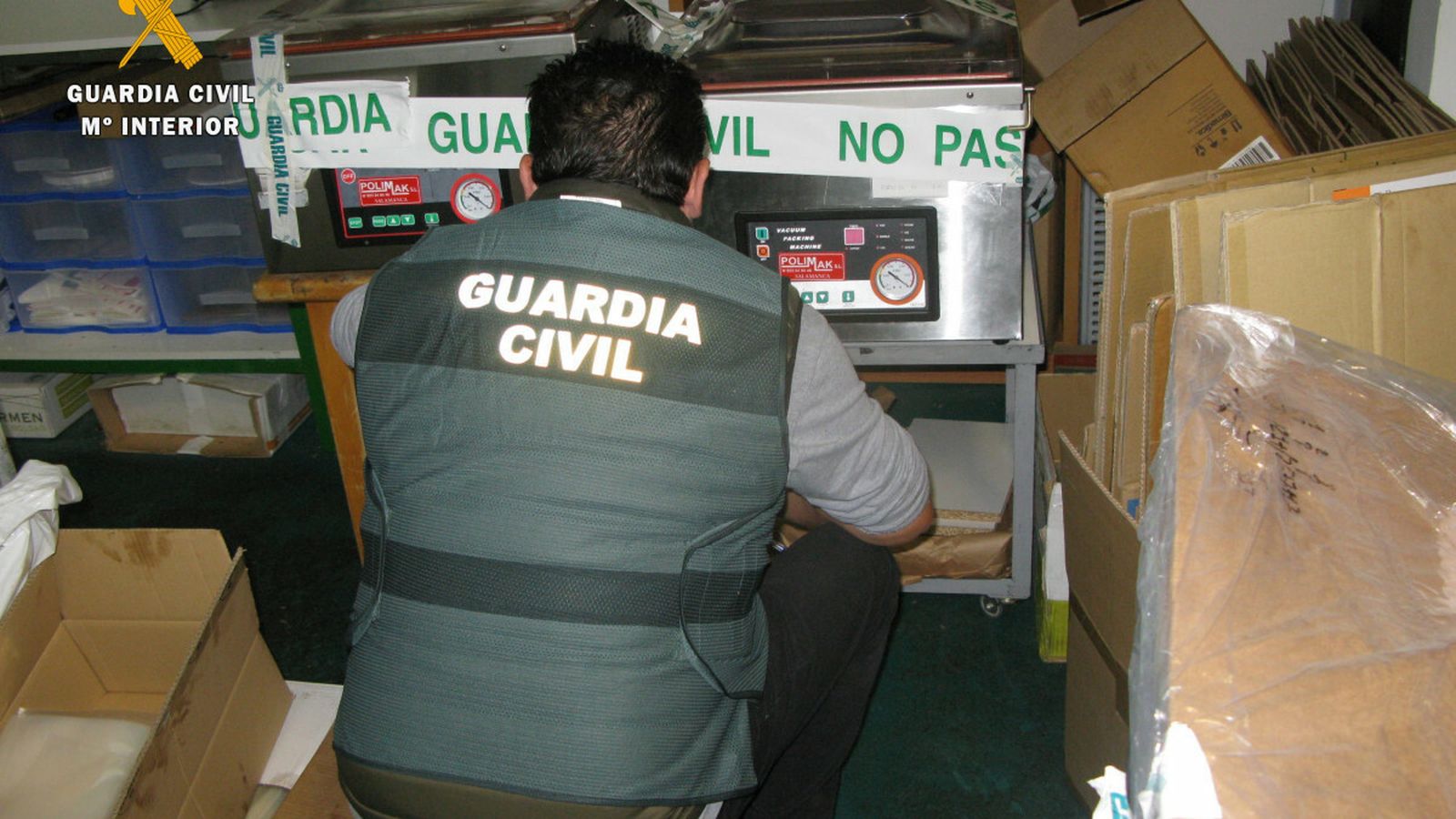 Un agente inspecciona el garaje usado para lonchear la chacina.