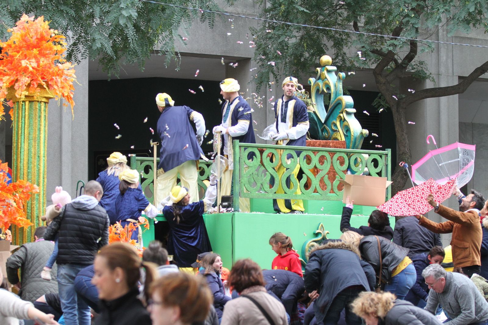 Cabalgata de los Reyes Magos 2018: Melchor, Gaspar y Baltazar adelantan su salida para llenar de ilusión las calles de Huelva