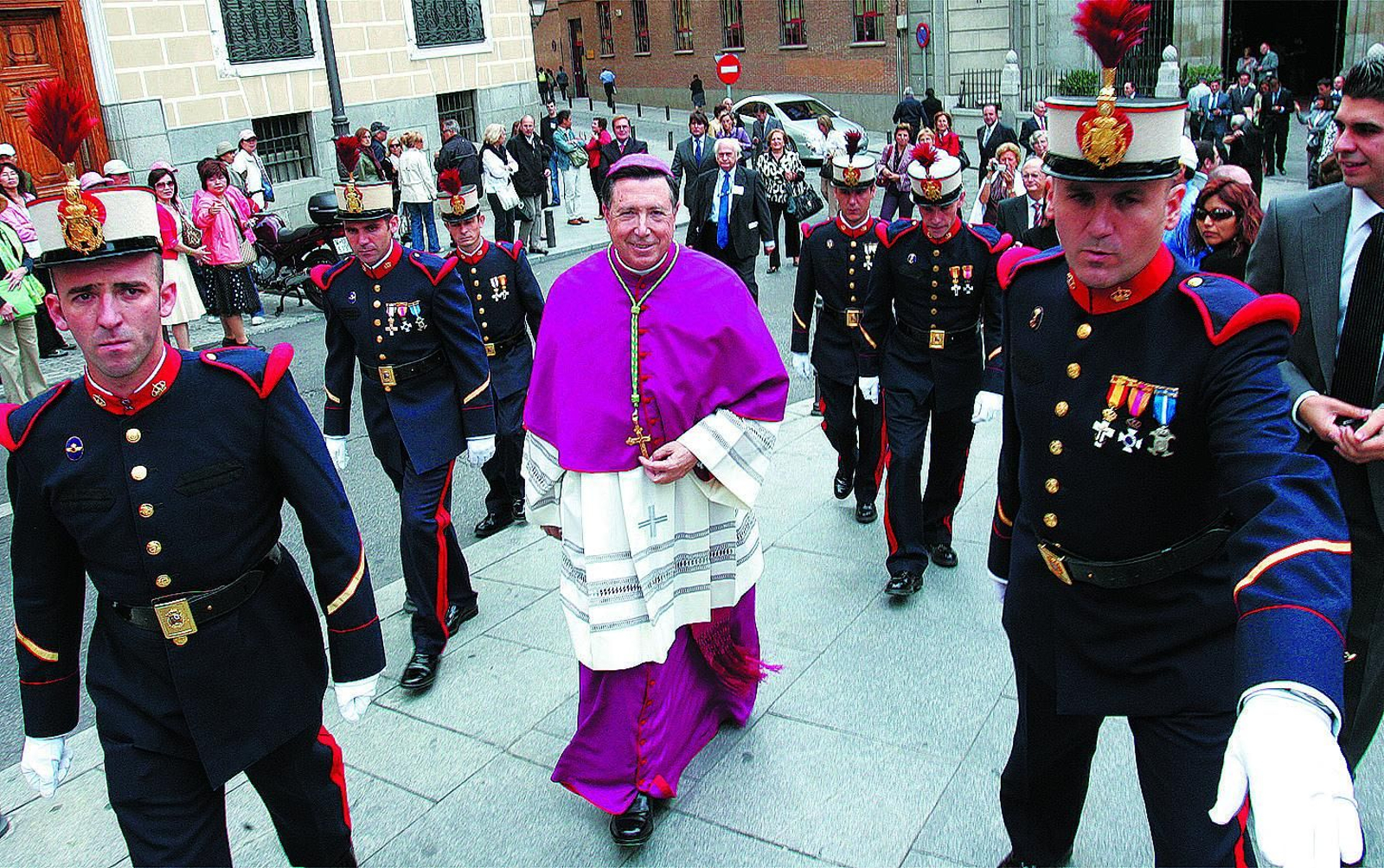 Monseñor Juan del Río, escoltado por la Guardia Real, el día de su toma de posesión como arzobispo Castrense.