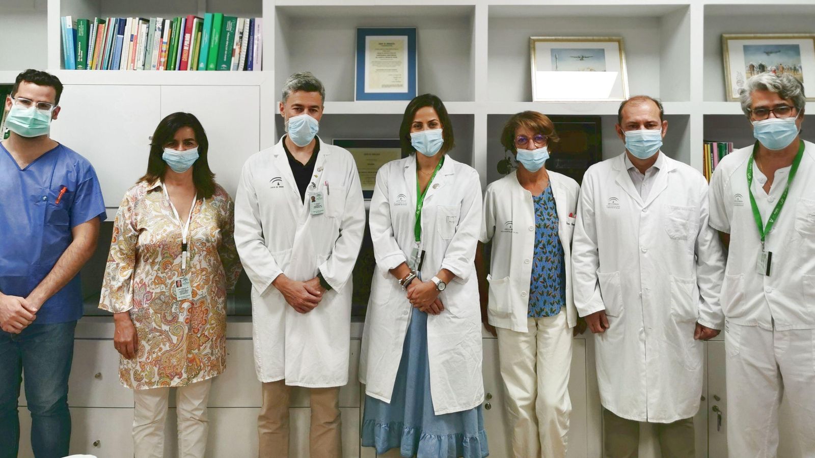 Grupo Motor ICHOM DMAE en Valme, acompañados de la subdirectora gerente del Área de Gestión Sanitaria Sur de Sevilla. De derecha a izquierda: Los oftalmólogos Ernesto Pereira; Guillermo Silva; Ana María García; la subdirectora gerente Rocío del Castillo; el coordinador del proyecto y responsable de Calidad, Adriano Sianes; la informática Inmaculada Hidalgo y el oftalmólogo José Lorente.