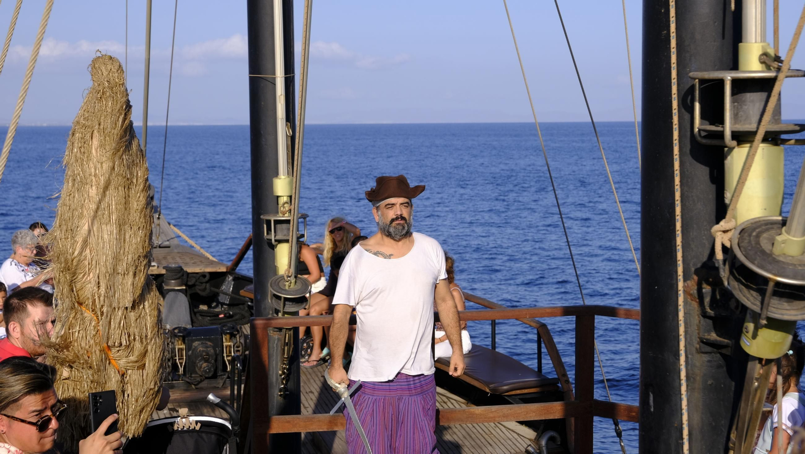 Navega en imágenes en una goleta histórica convertida en barco pirata