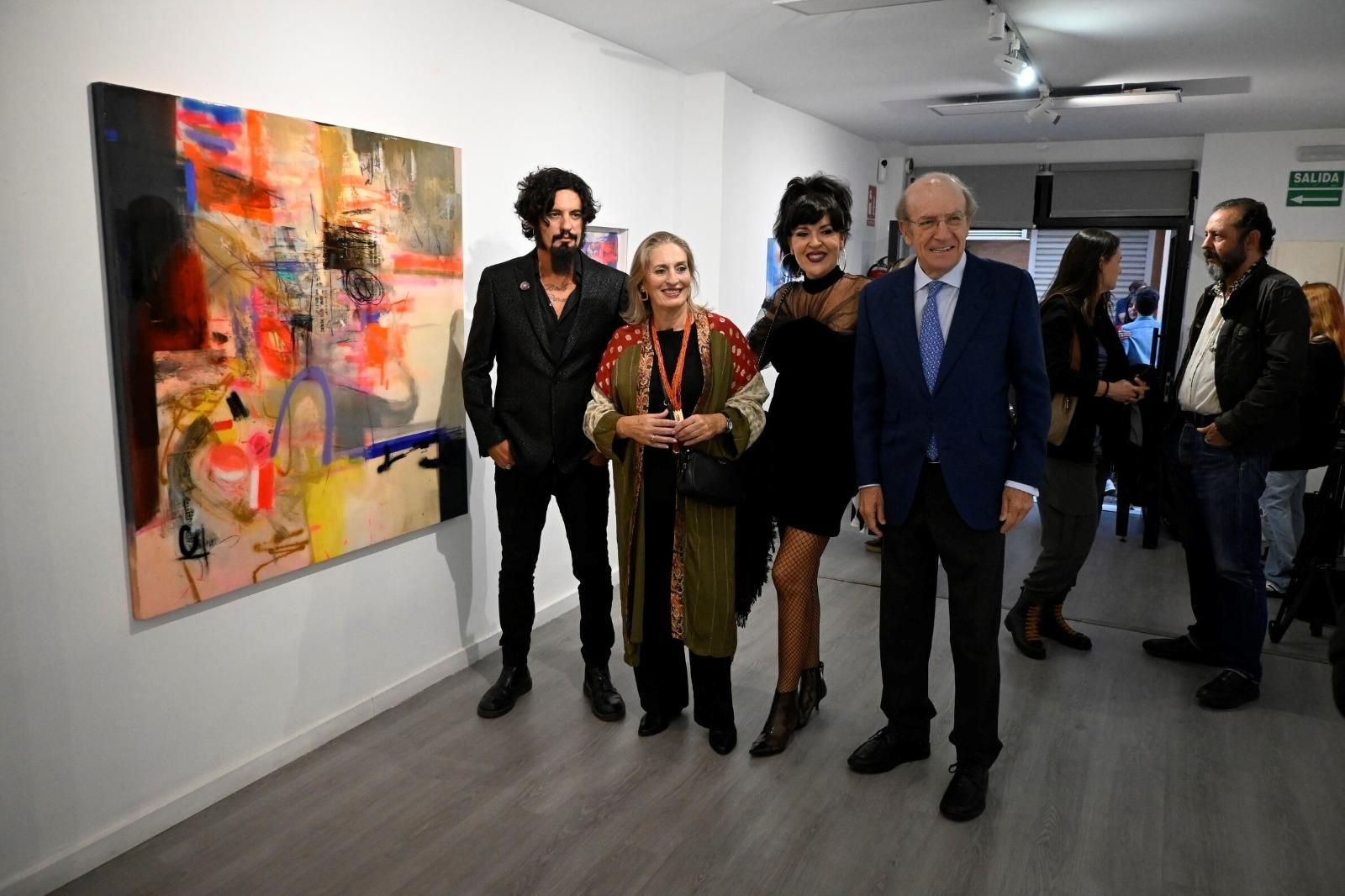 Pedro Rodríguez acompañado de su familia en la exposición.