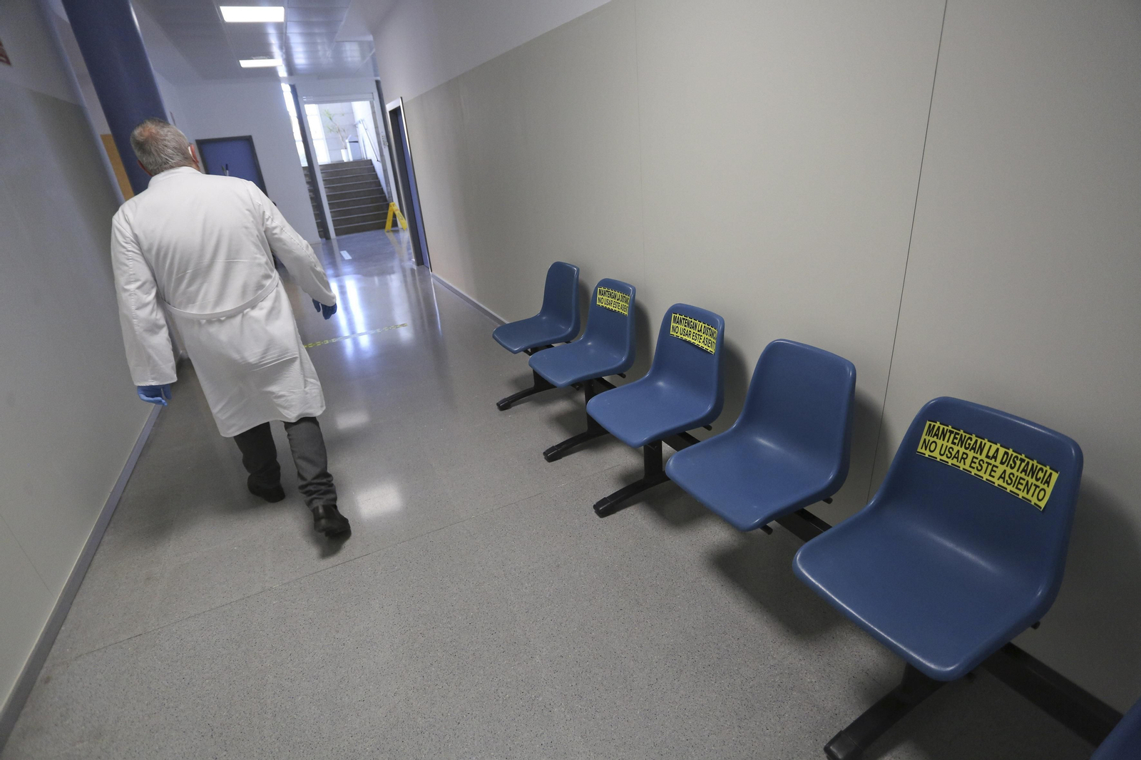 Un profesional en un centro de salud de la capital.
