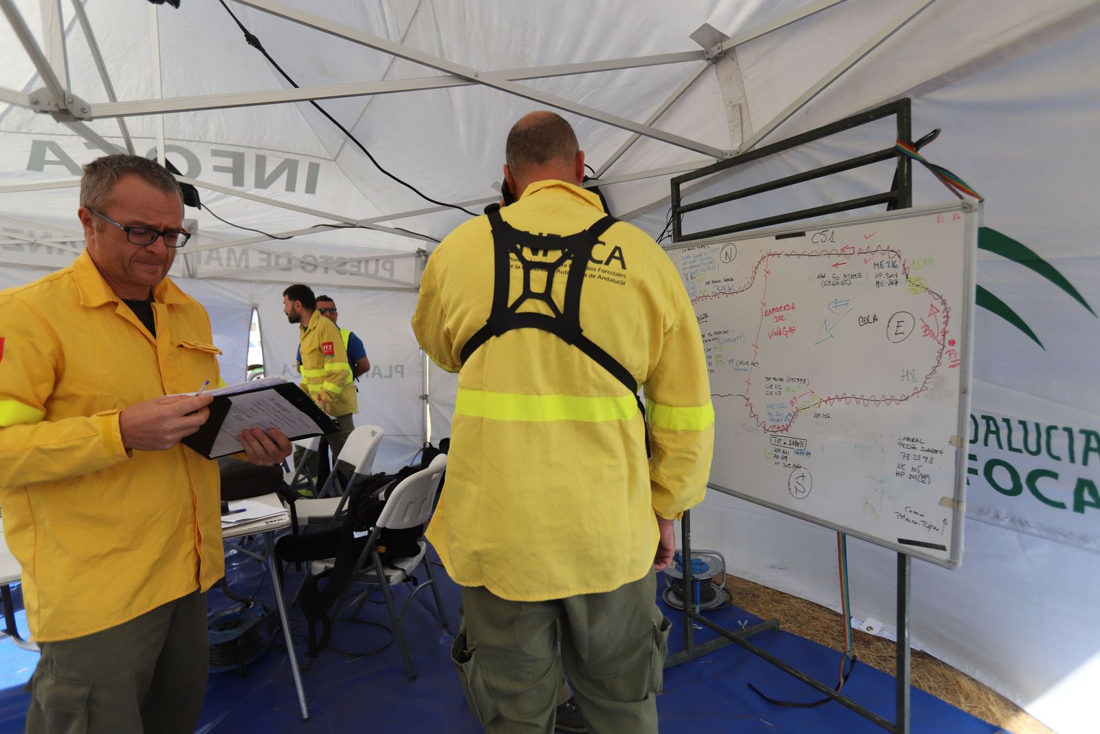Trabajadores del Infoca durante sus labores en el puesto de mando.