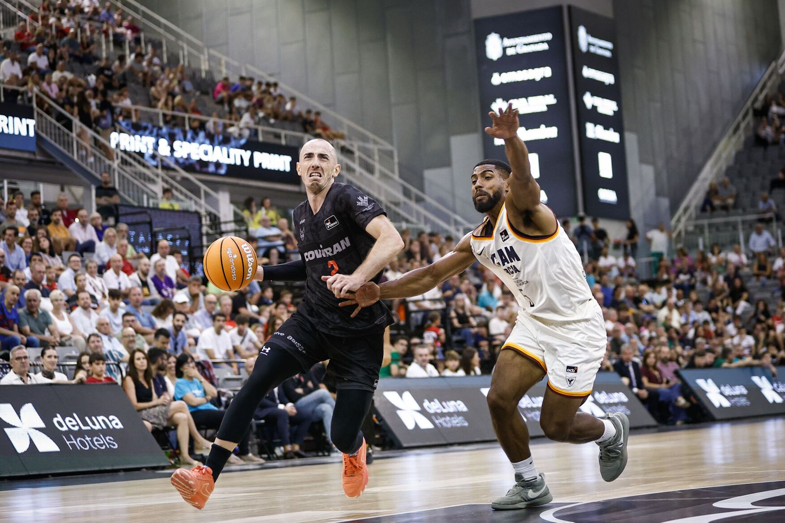 Jonathan Rousselle trata de penetrar en el partido de presentación en verano.