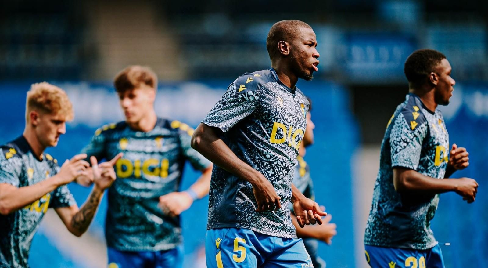 Jugadores del Cádiz calientan antes del partido contra la Real Sociedad B.