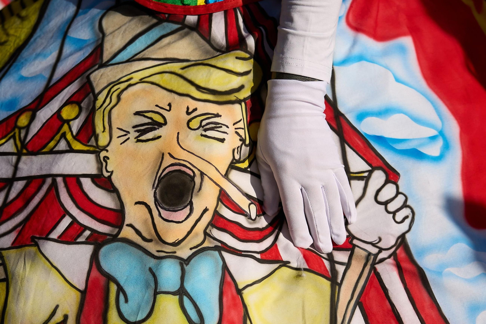 Miles de manifestantes contra Trump y Musk en EEUU: "¡Quita tus manos!"