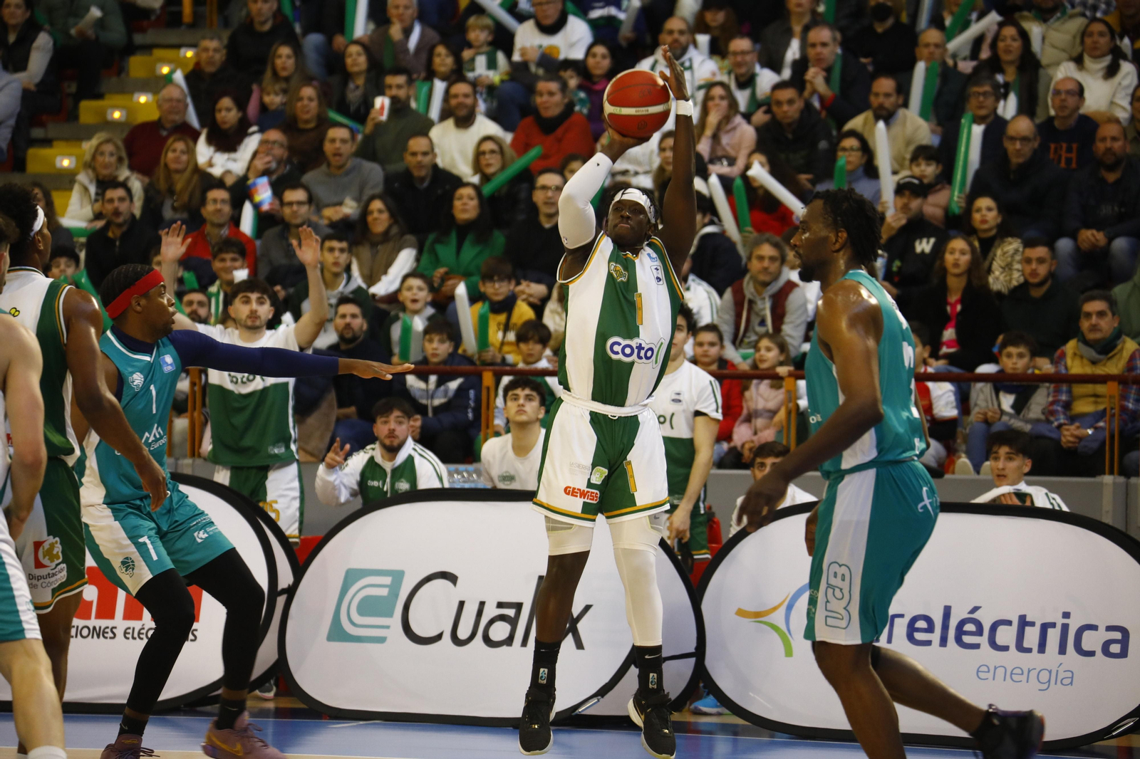 Las mejores fotos del ambiente en Vista Alegre para el derbi entre el Coto Córdoba y el UCB Camper Eurogaza