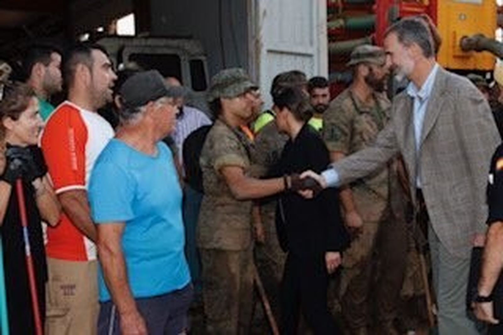 Los Reyes visitan a los afectados por las inundaciones en Mallorca.