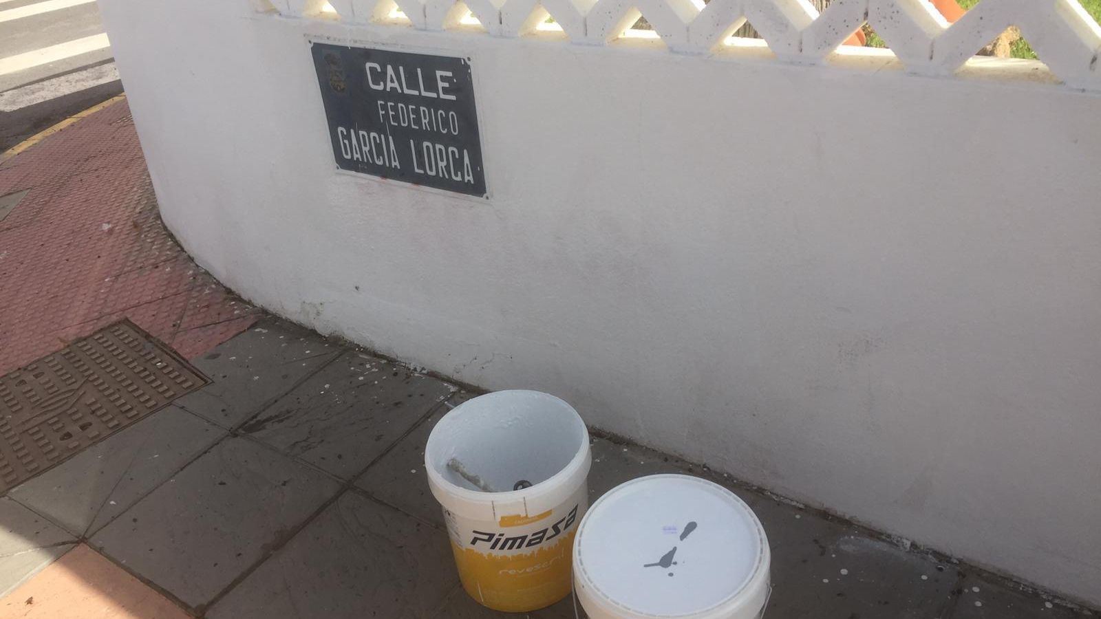 Los servicios municipales actuaron con rapidez para limpiar y repintar el muro.