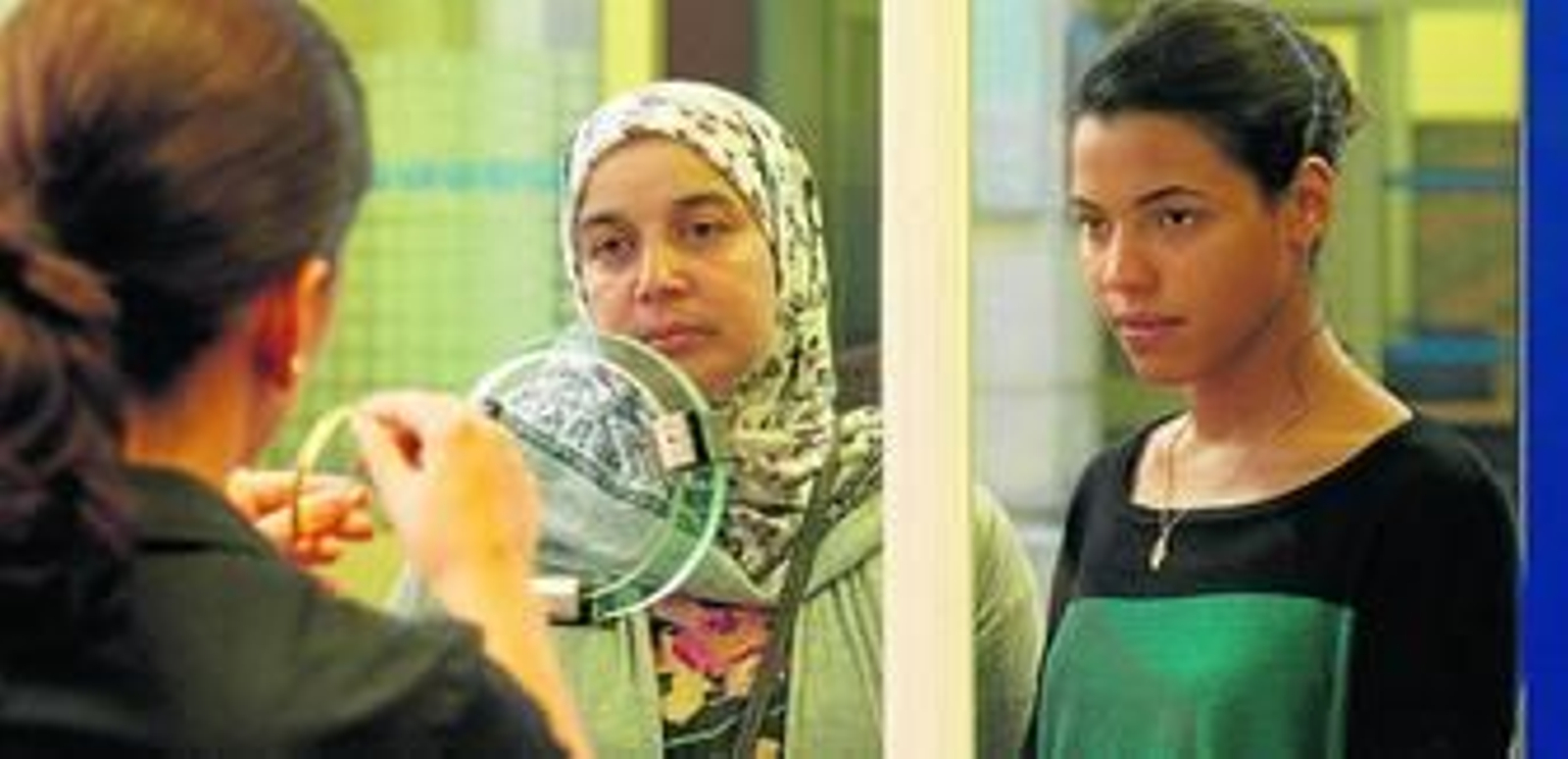 Soria Zeroual y Zita Hanrot, en una escena de la película de Philippe Faucon.