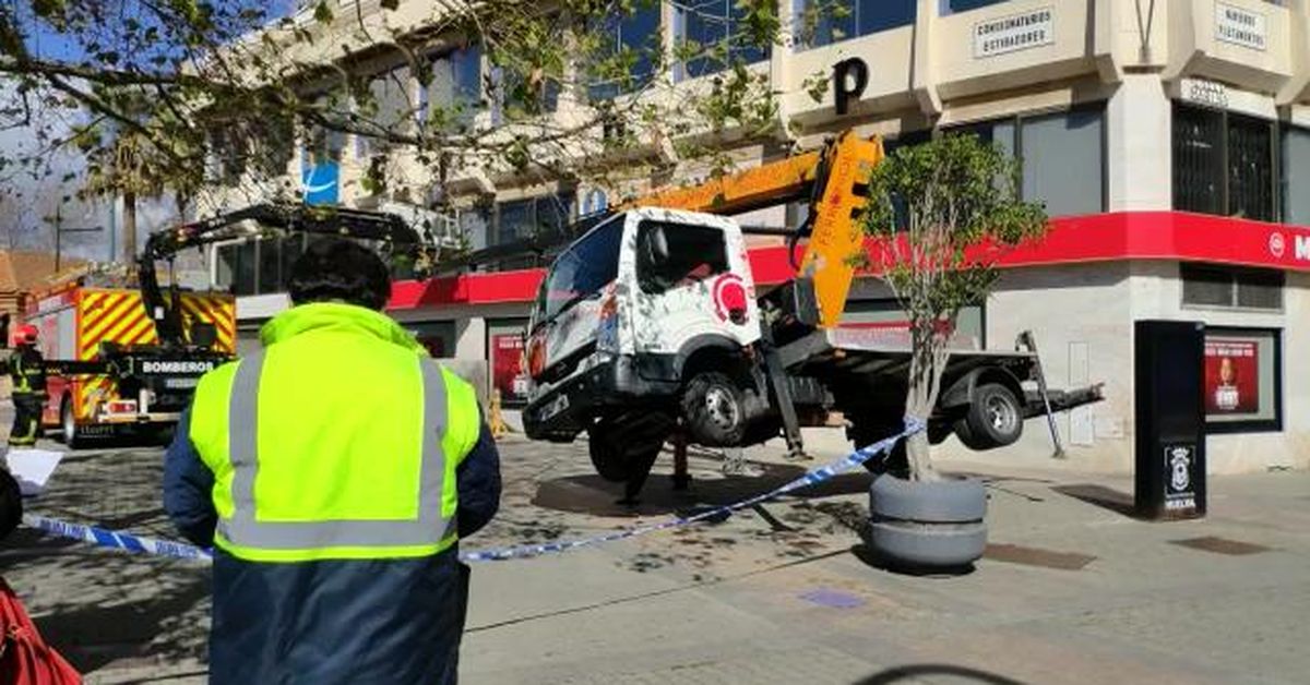 Un hombre herido tras precipitarse desde una grúa en la plaza Doce de ...