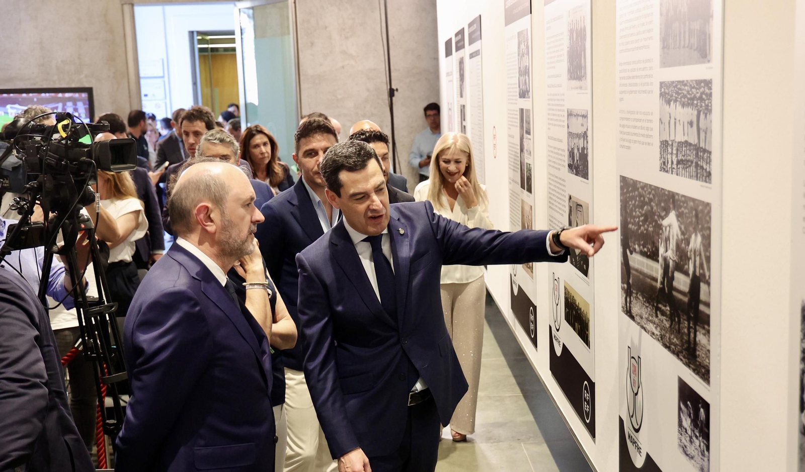 El presidente de la Junta de Andalucía recibe la Copa del Rey e inaugura la exposición "Los reyes de la Copa"