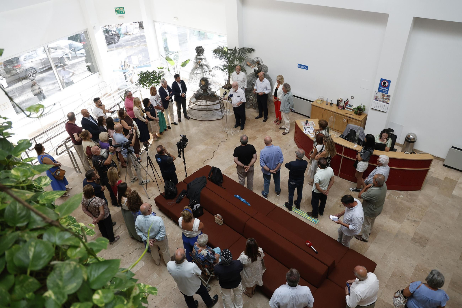 Las fotos de la reubicación del busto de Cristóbal Delgado en el Centro Documental
