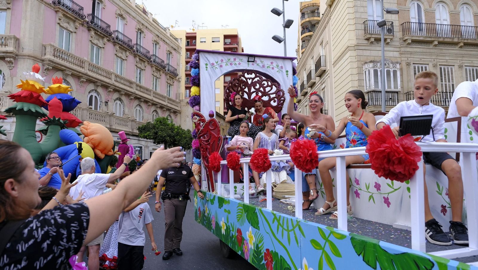 Las mejores imágenes de la Batalla de Flores de Almería