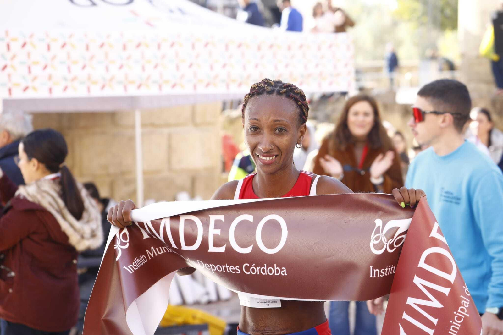 Yumileydis Mestre posa tras ganar la Media Maratón de Córdoba.
