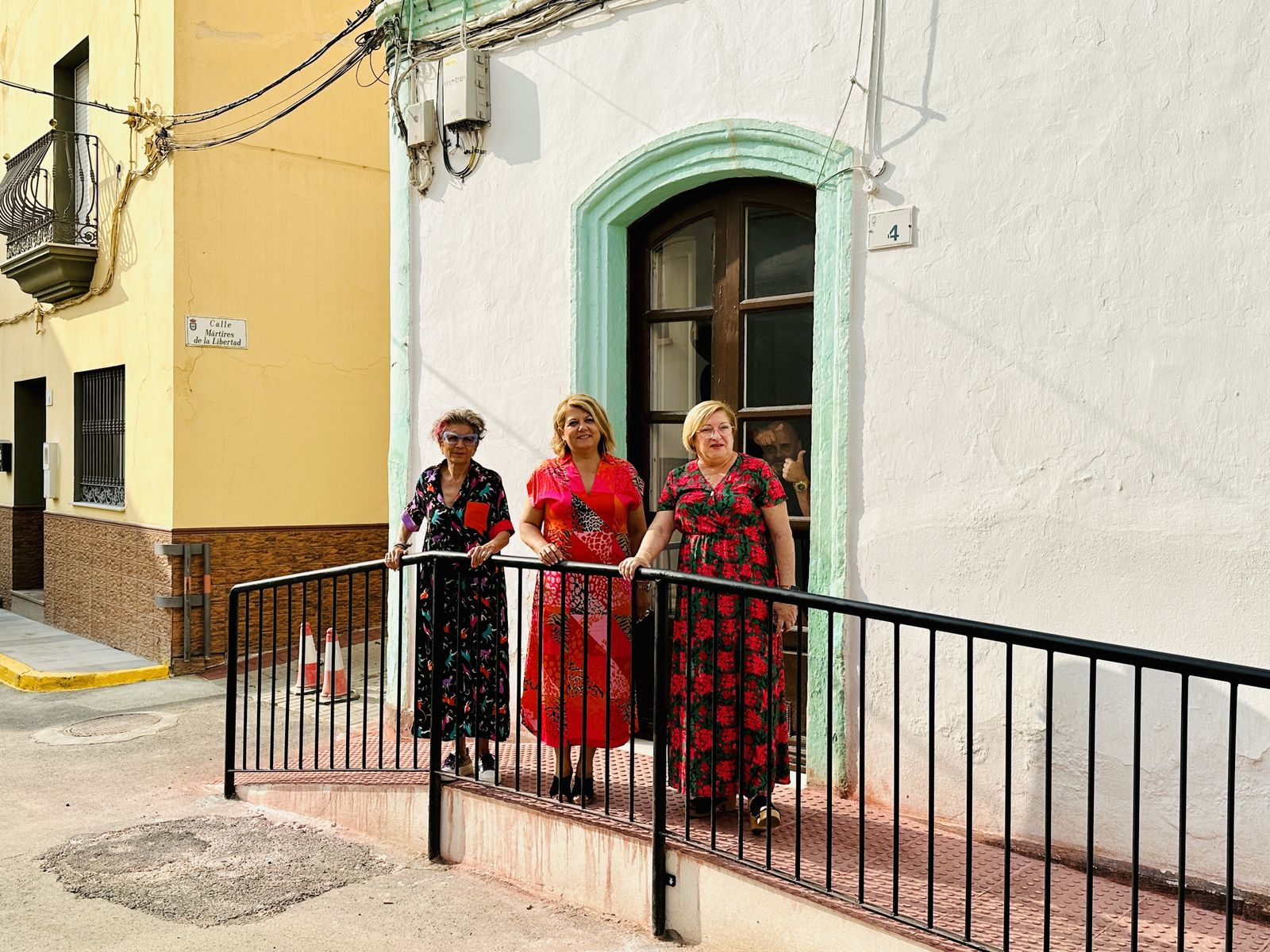 La alcaldesa, en el centro, junto a una de las nuevas barandillas instaladas en Gádor.