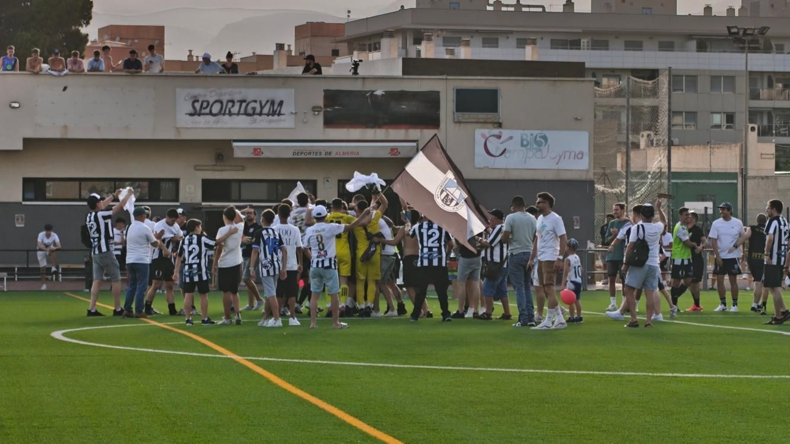 Los garrucheros celebran el ascenso a División de Honor.