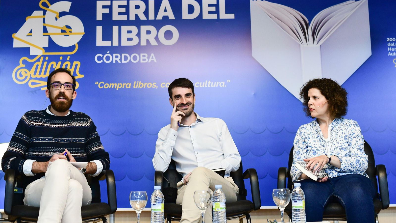 Pablo Simón, acompañado por miembros del club de lectura de ensayo.