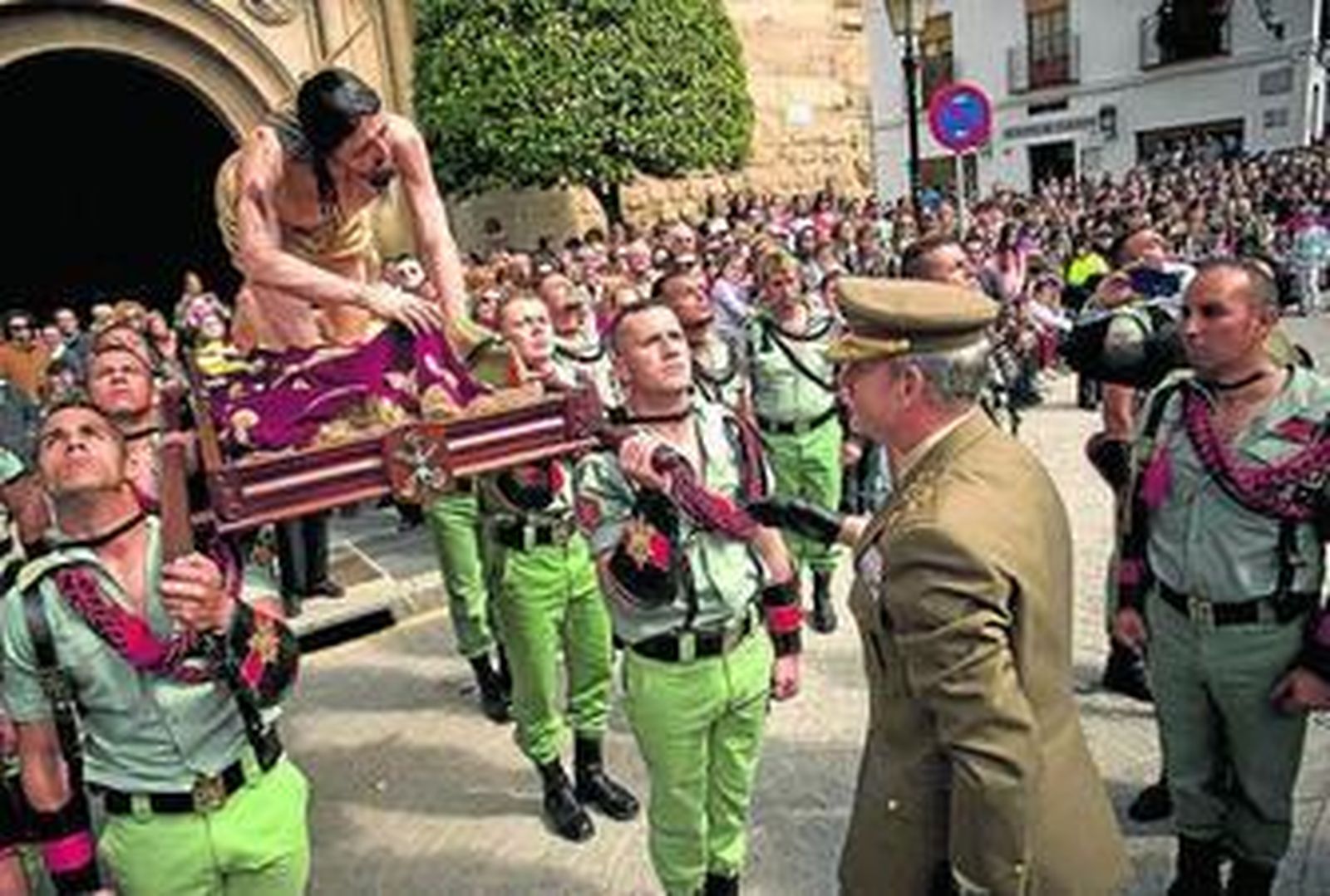 Los legionarios trasladan el Señor del Mayor Dolor.