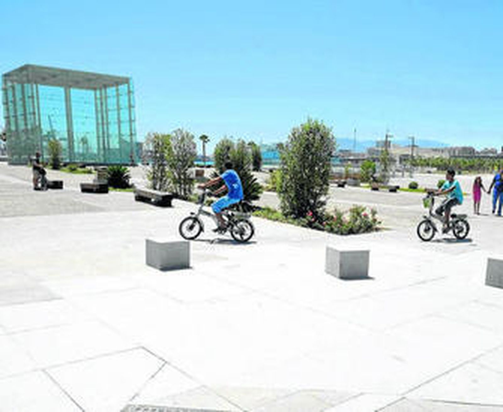 Ciclistas circulan por la zona de el Cubo, en el Muelle Uno.