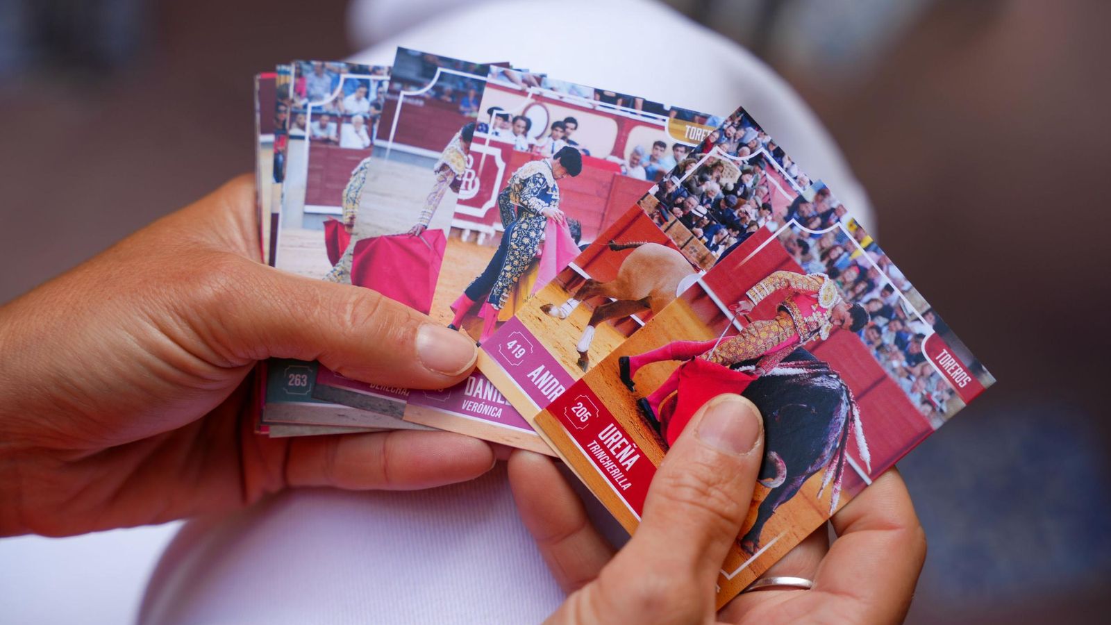 Los cromos retratan a toreros, suertes y detalles del mundo taurino.