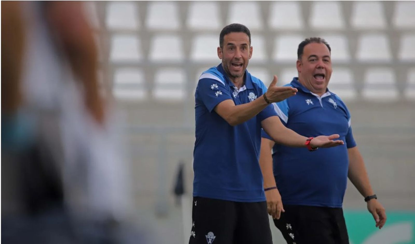 Manu Fidalgo, entrenador del Castilleja (en primer término), en el Ciudad de La Línea