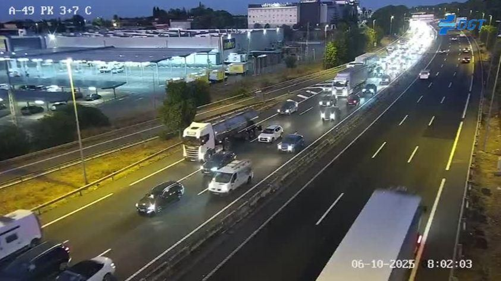 Hasta nueve kilómetros de retenciones en la A-49 este lunes