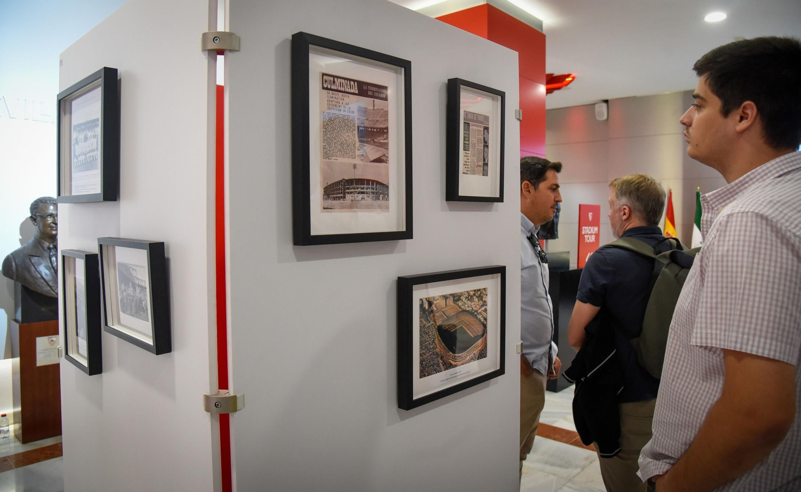 La exposición del 50º aniversario del cerramiento del estadio Ramón Sánchez-Pizjuán