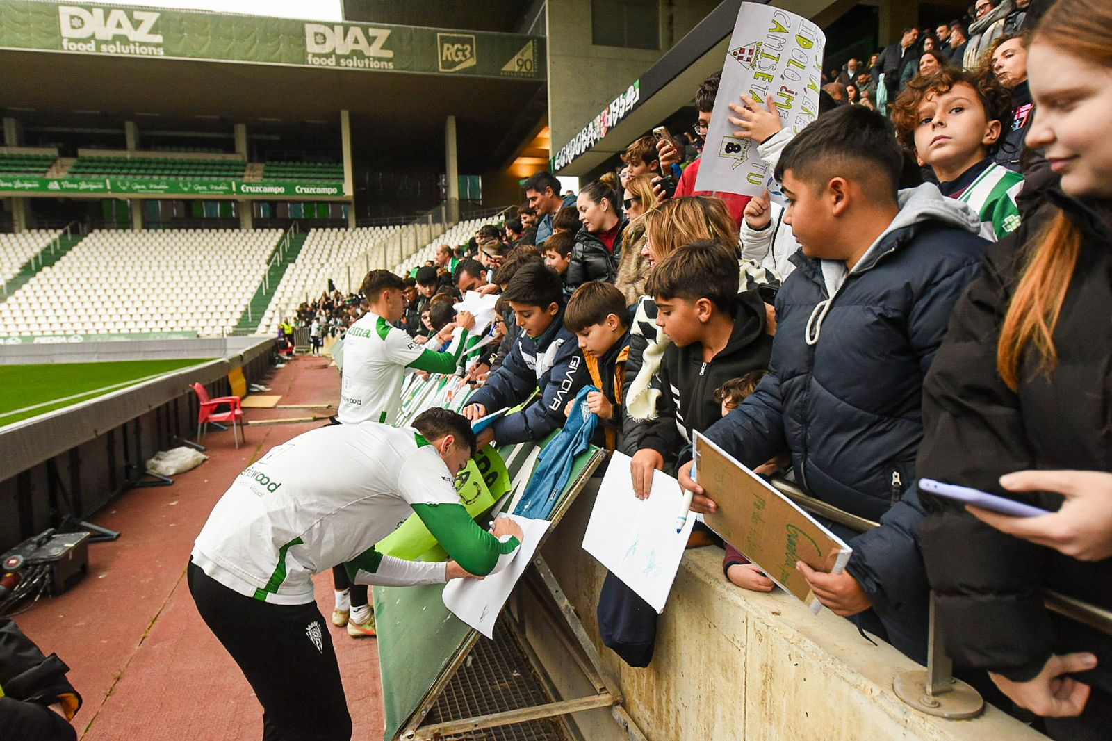 El Córdoba CF se deja querer por su afición en el Día de Año Nuevo: las fotos del entrenamiento de puertas abiertas