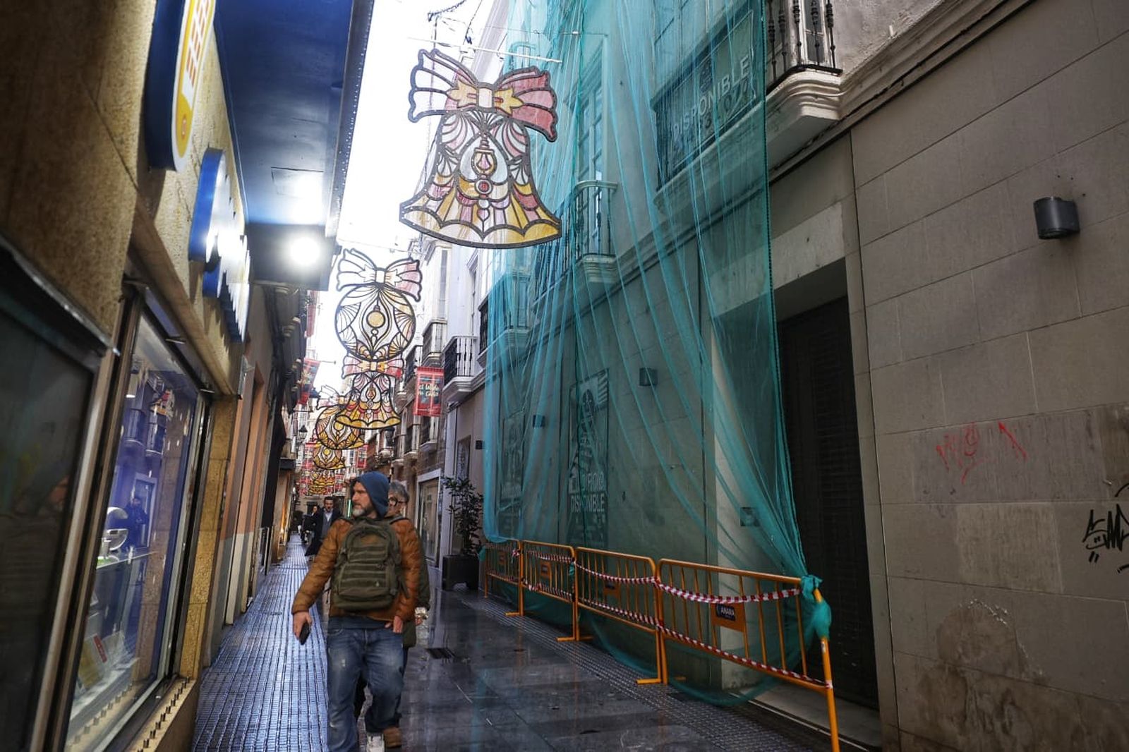 Una malla cubre parte de la fachada del antiguo local de Zara en la calle Columela.